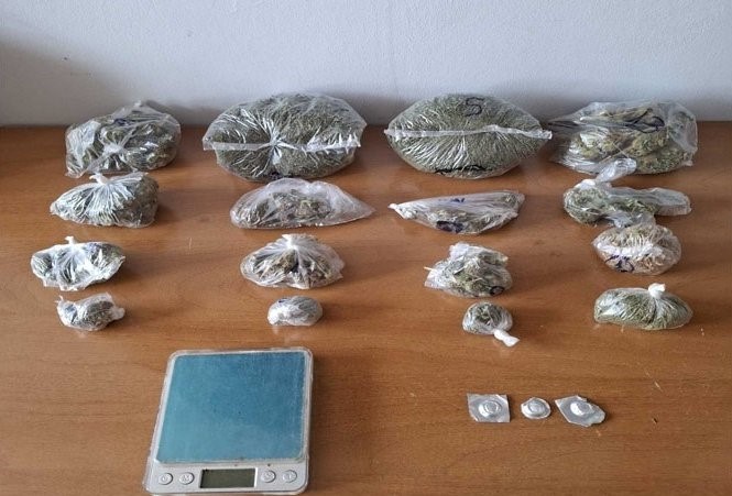 Χειροπέδες για κατοχή και διακίνηση κάνναβης 